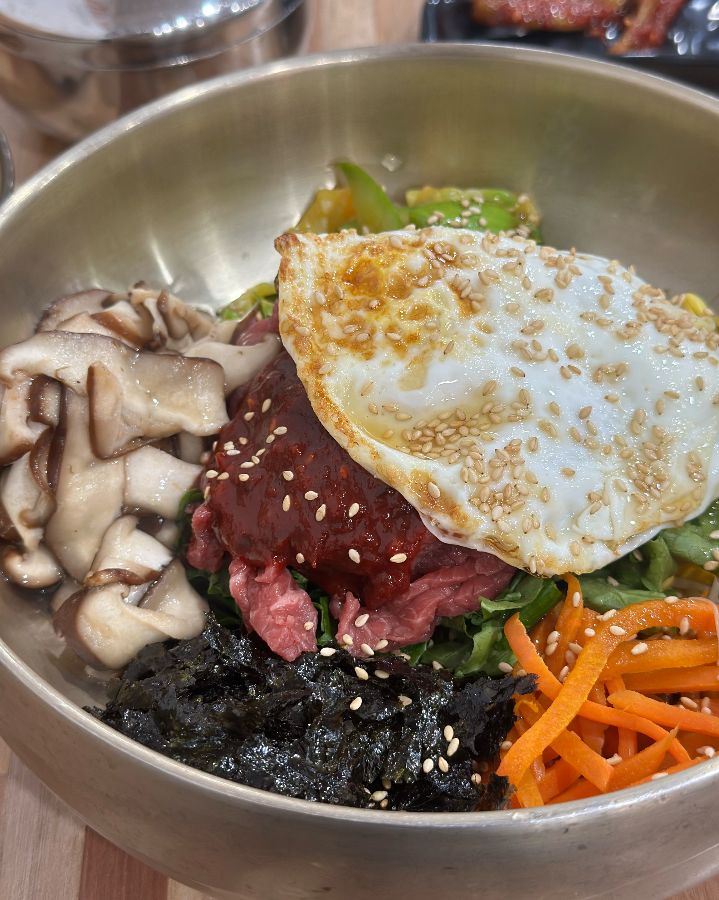 다채로운 고명이 올라간 비빔밥