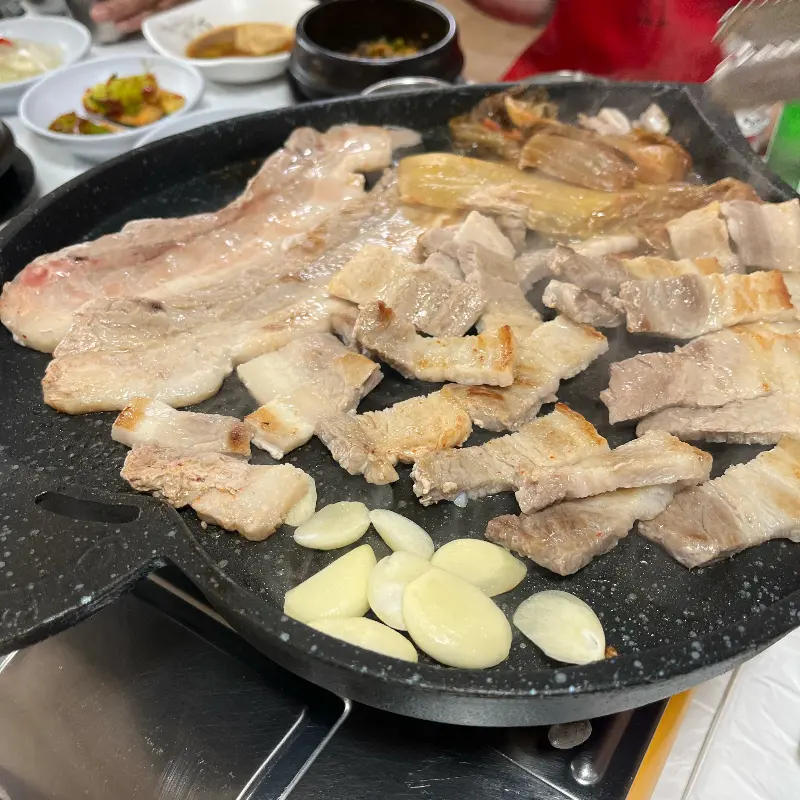 노릇하게 구워진 삼겹살