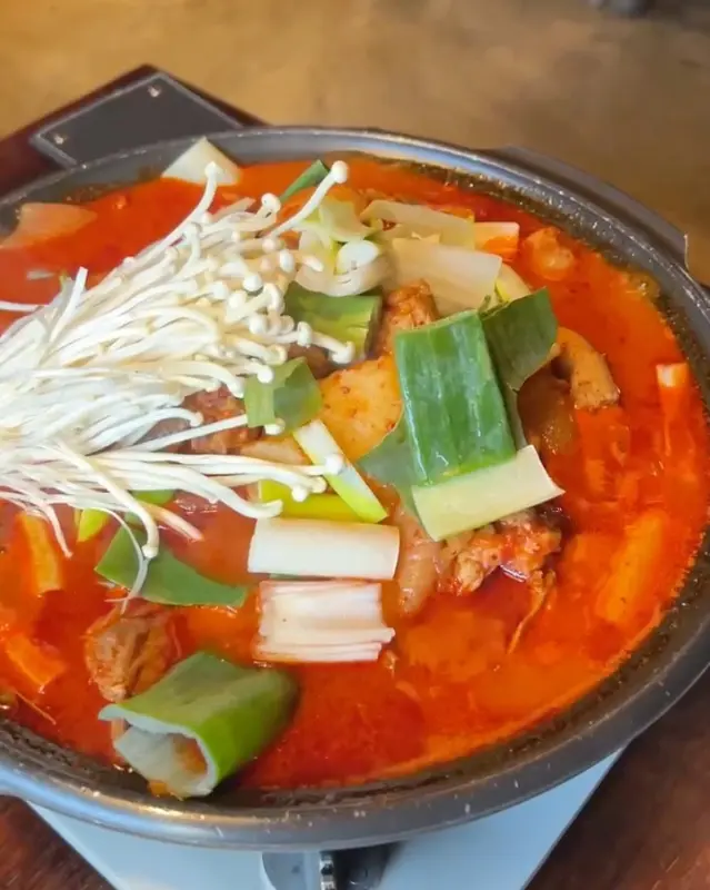 닭볶음탕과 밑반찬