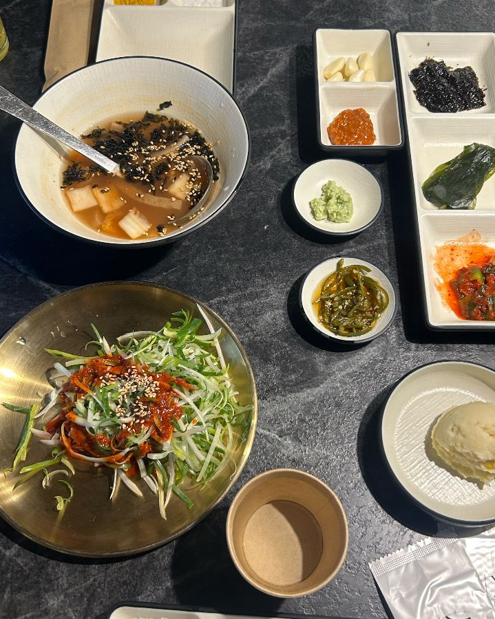 다채로운 밑반찬과 메뉴들