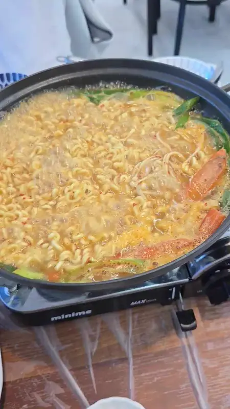 보글보글 끓고 있는 대게 라면