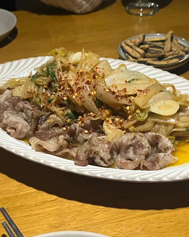 항정살 조림과 기본 안주인 김과자가 놓인 테이블