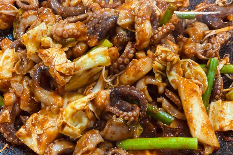 매콤한 양념에 볶아진 쭈꾸미볶음