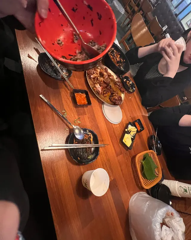 테이블 가득한 족발과 밑반찬