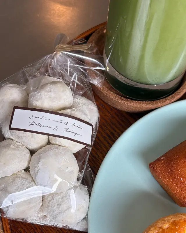 앙증맞은 쿠키 포장과 음료