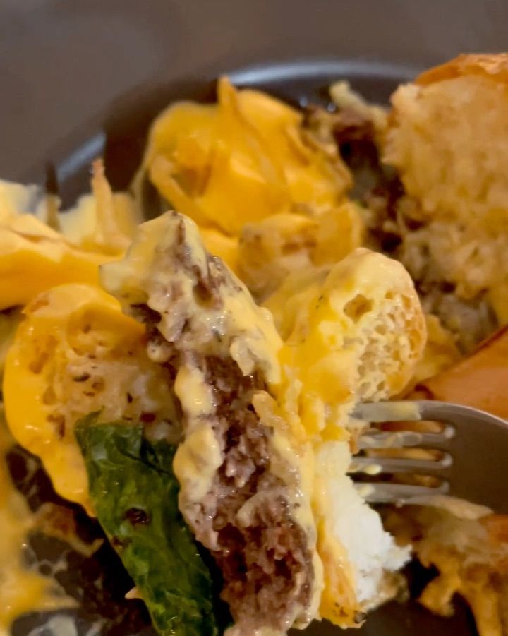 포크로 찍어 올린 햄버거 단면