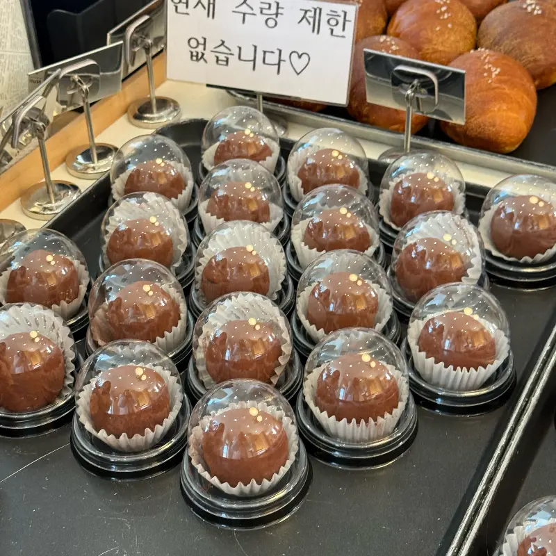 두쫀쿠가 담긴 쇼케이스