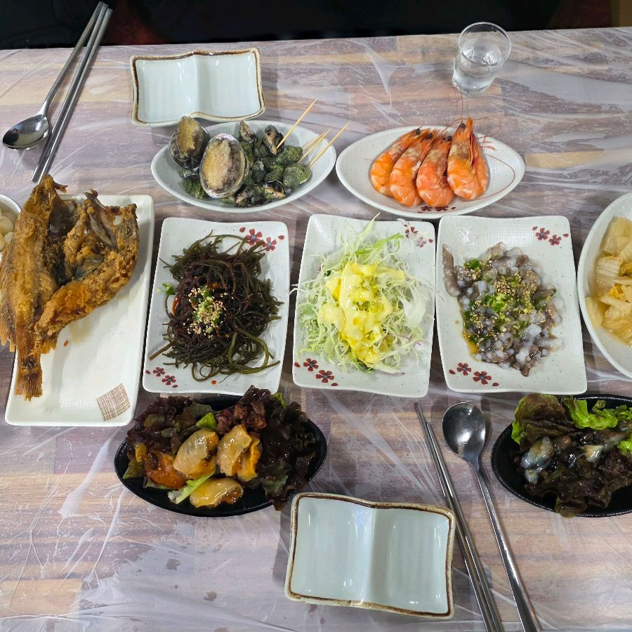 윤기가 흐르는 신선한 회