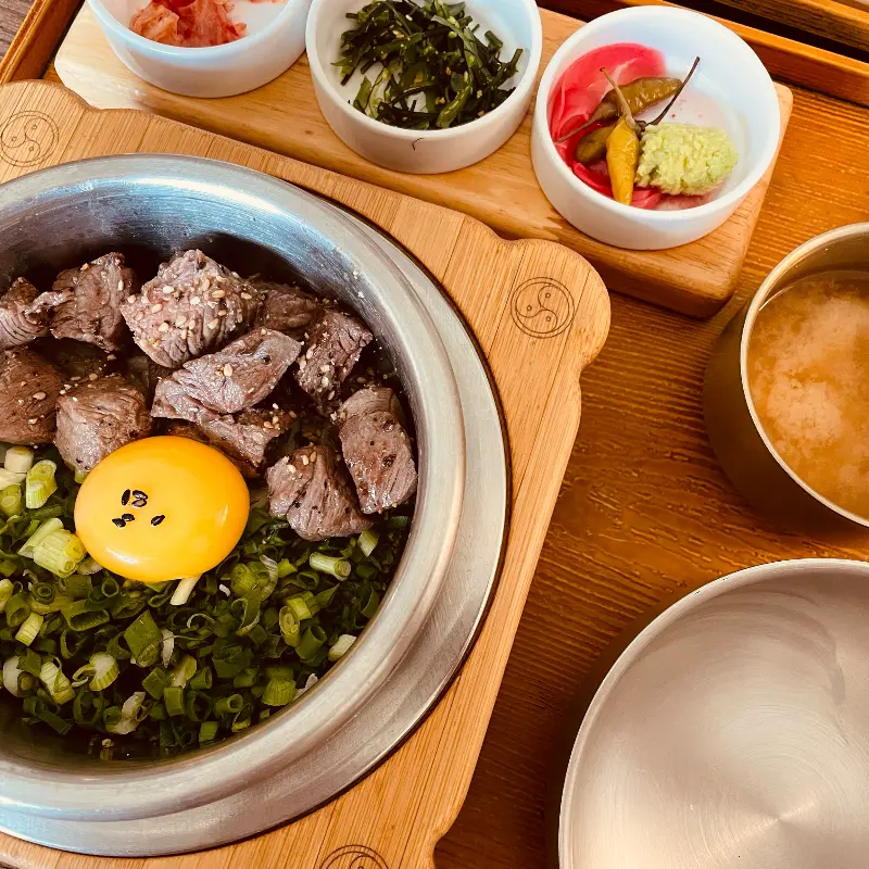 윤기 흐르는 밥알과 스테이크