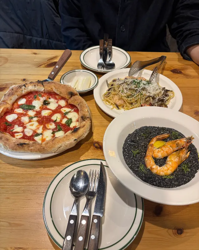 다양한 메뉴를 한 상 가득 즐길 수 있는 올리브페페