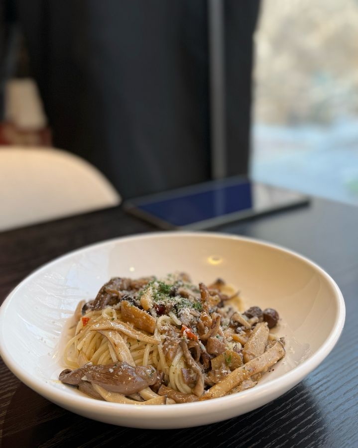 다양한 버섯이 어우러진 오일 파스타