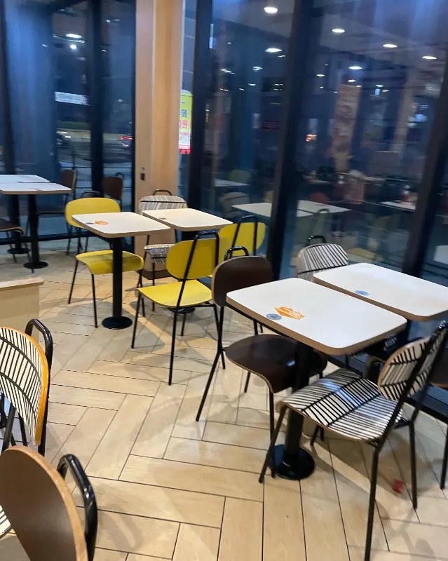 맥도날드 오산DT점 내부