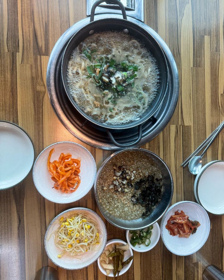 상차림 전체 샷