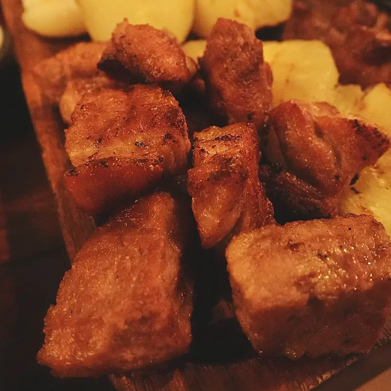 잘 구워진 고기가 클로즈업 되어 있다.