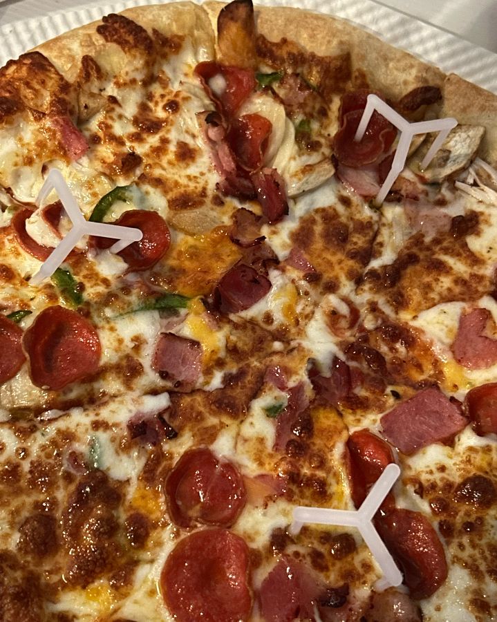 다양한 토핑이 올라간 피자