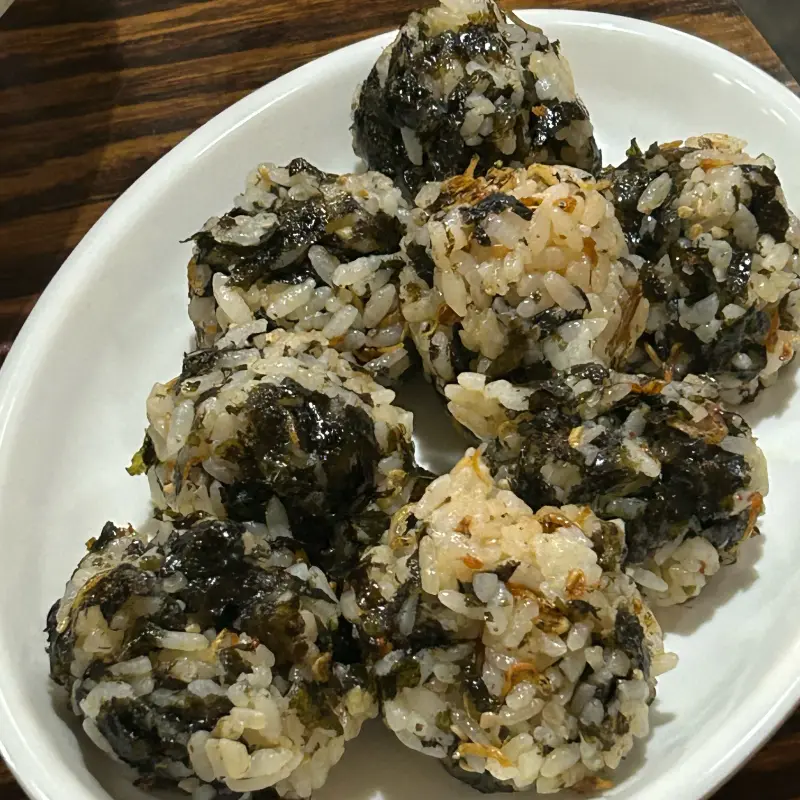 고소한 멸치주먹밥