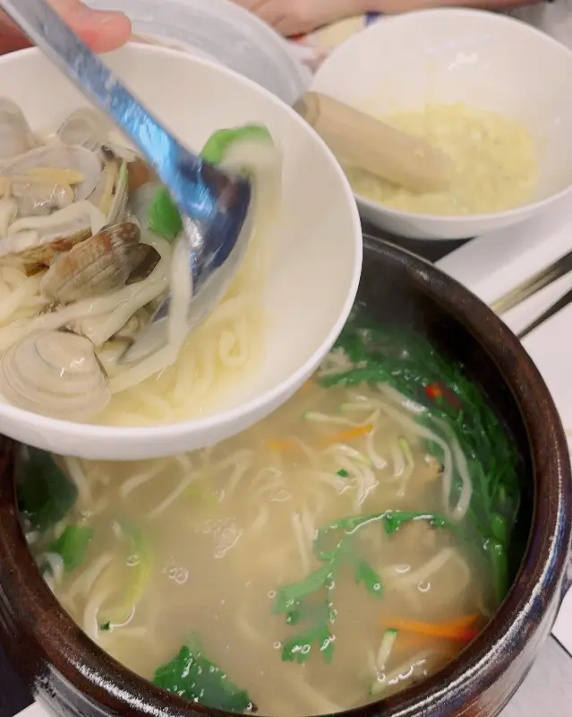 칼국수 면발 들어올리는 모습