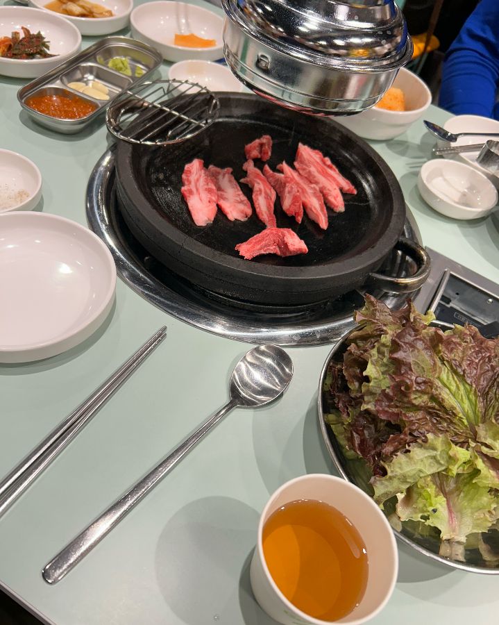 돌판 위에서 구워지는 고기