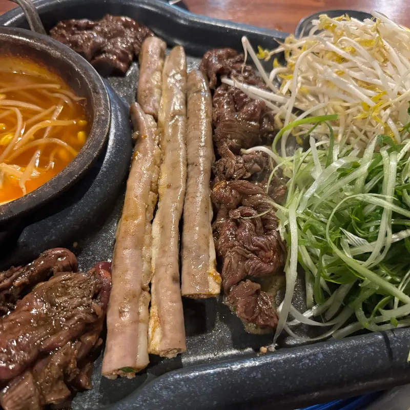 곱창, 대창, 콩나물, 부추가 함께 구워지고 있는 모습