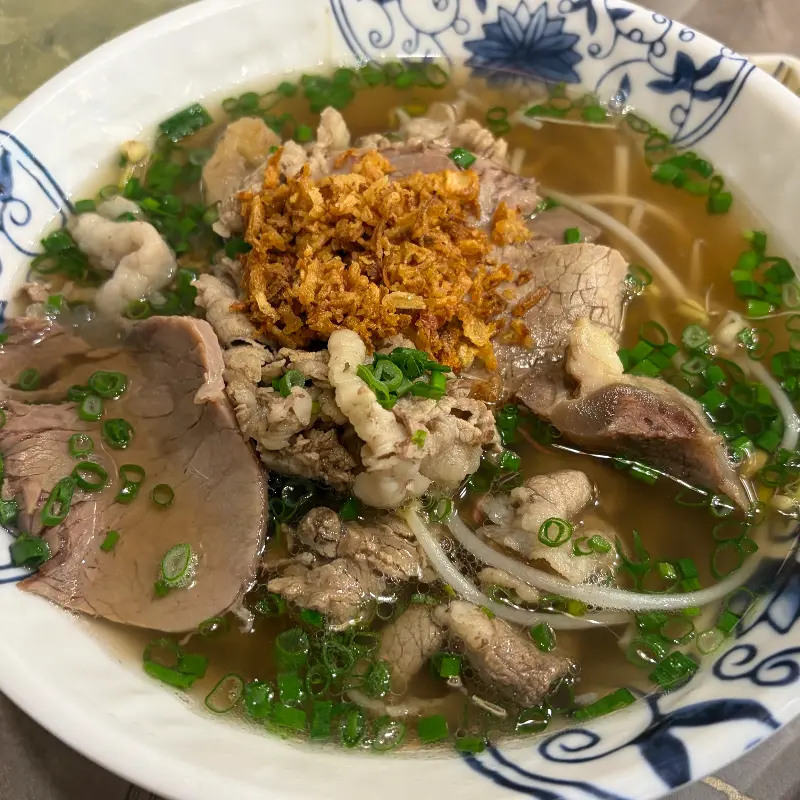 고기와 고명이 듬뿍 올려진 쌀국수