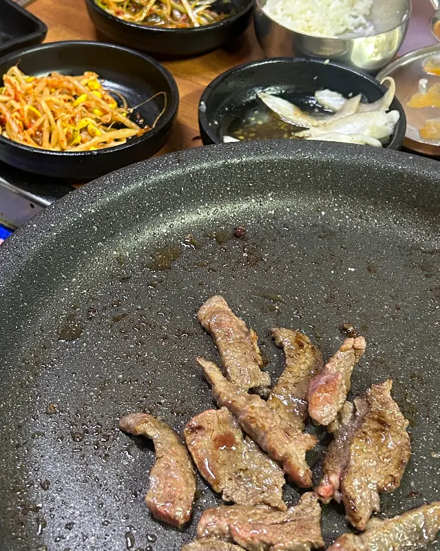 돌판 위에 구워진 차돌박이