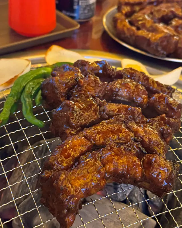 숯불 위에서 맛있게 익어가는 쪽갈비