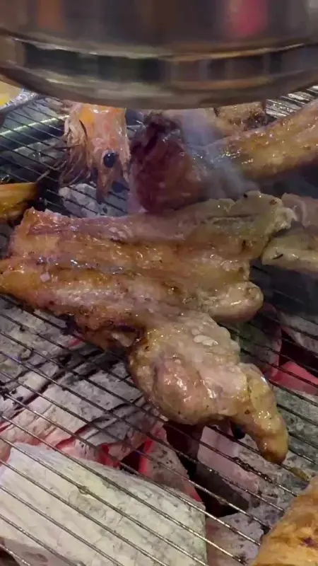 숯불 위에서 익어가는 꼬들살과 새우