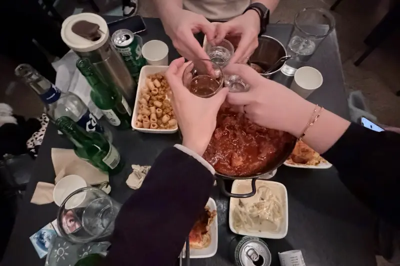 술잔을 부딪히며