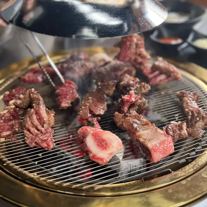 숯불에 구워지는 갈비살