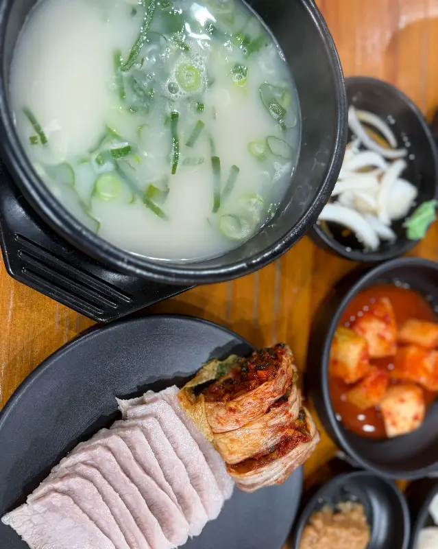 수영공원돼지국밥의 푸짐한 한 상