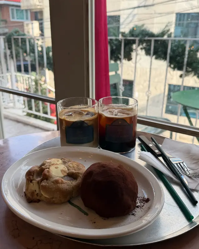 창밖 풍경을 바라보며 디저트를 즐기는 모습