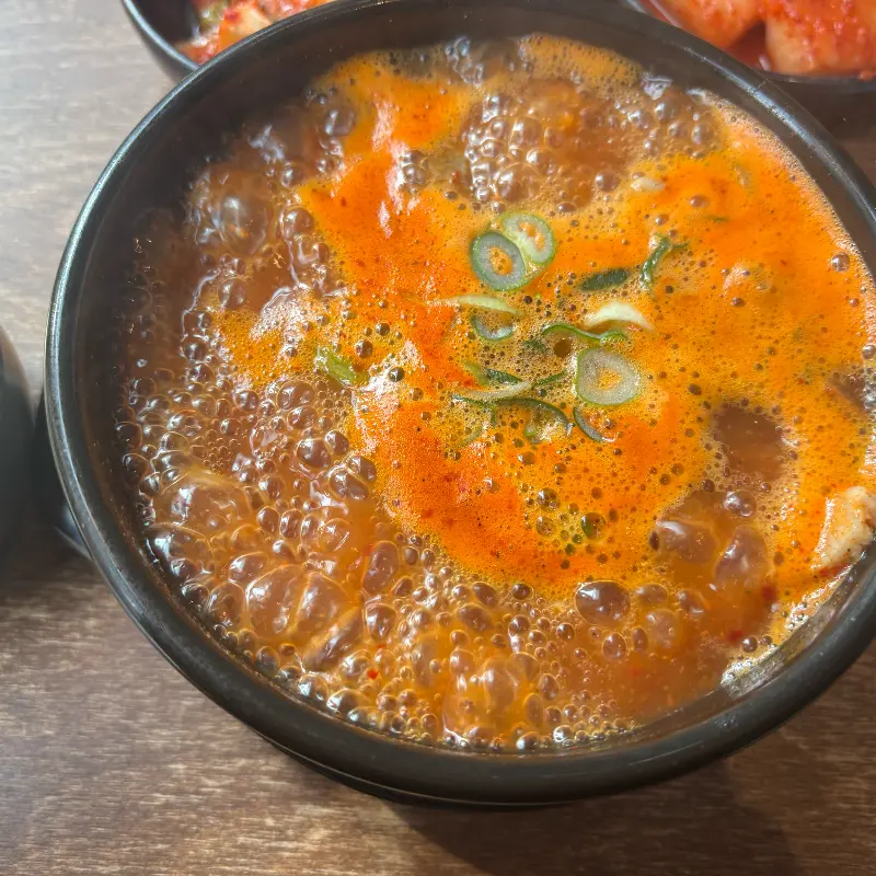 얼큰한 국물의 순대국밥