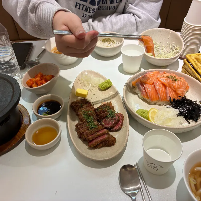 규카츠 한 점을 젓가락으로 들어 올리는 모습