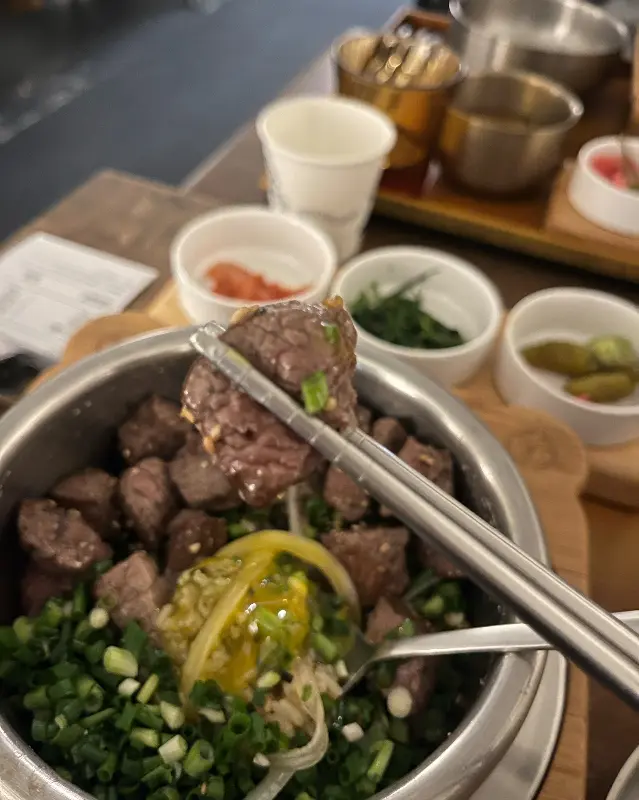 맛깔스러운 솥밥 한 상