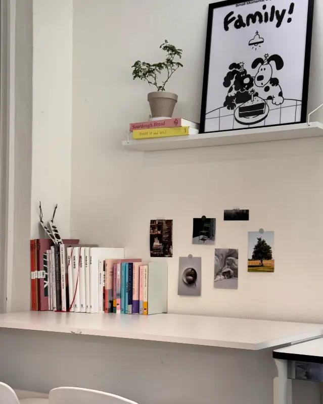 액자와 책이 놓인 선반