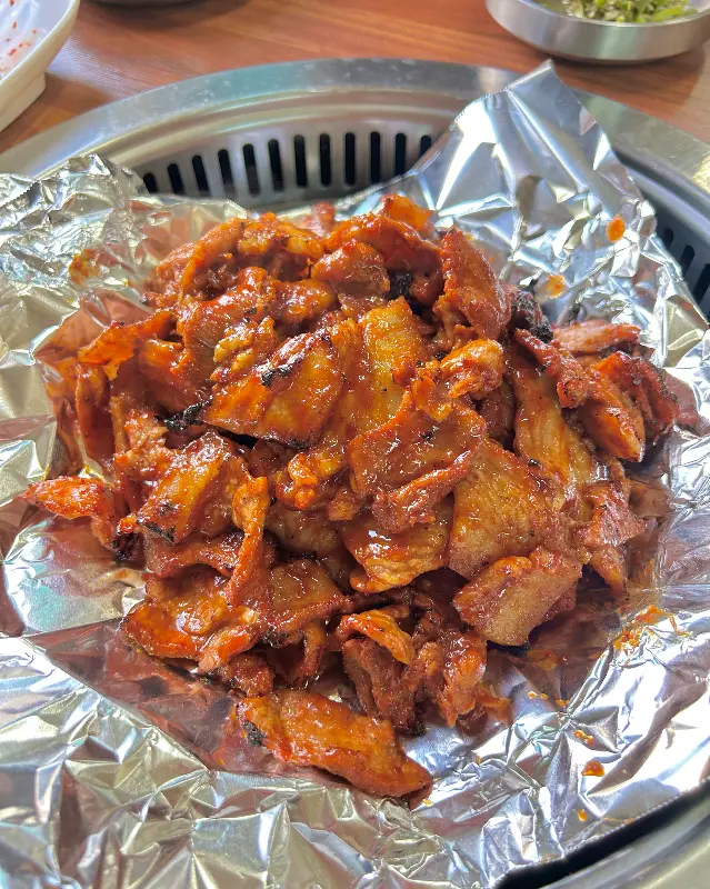 숯불 위에서 맛있게 익어가는 고추장 석쇠 불고기