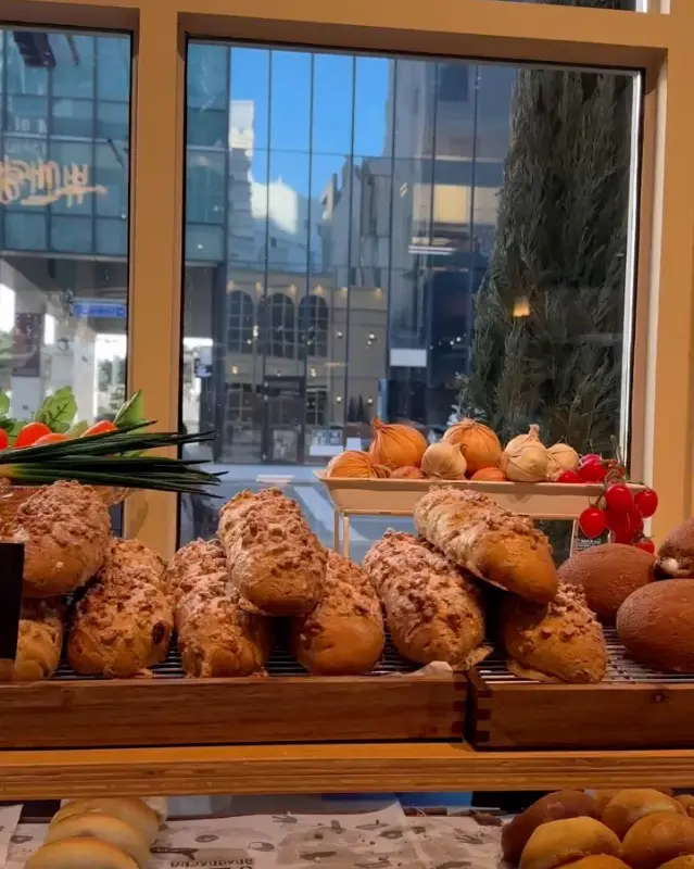 다양한 종류의 빵들이 진열된 모습