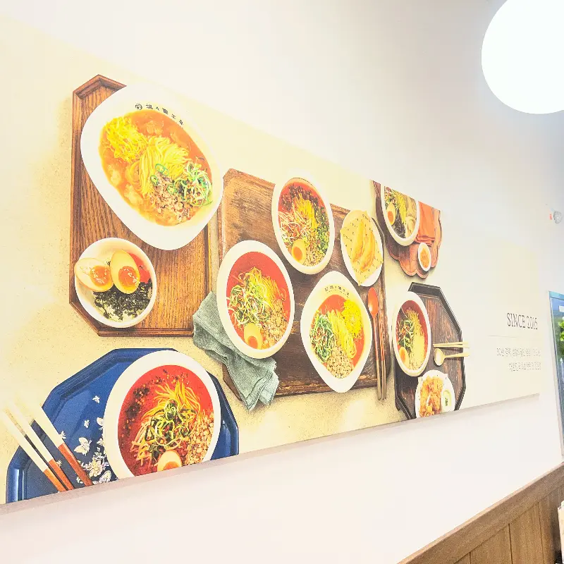 벽면에 붙은 메뉴 사진들