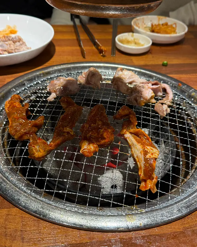 숯불 위에서 익어가는 양념갈비와 닭갈비