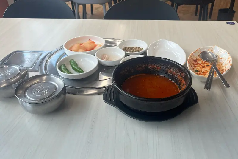 깔끔하게 비워진 뚝배기