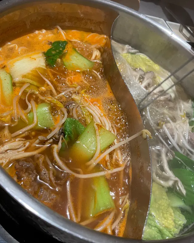 마라 육수에 샤브샤브 야채와 고기를 넣은 모습