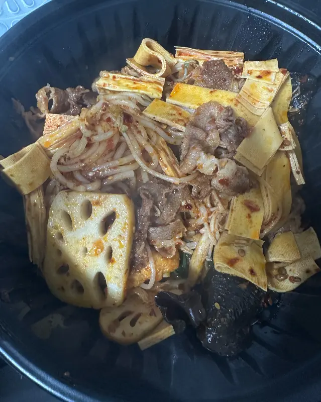 다양한 재료가 들어간 마라탕