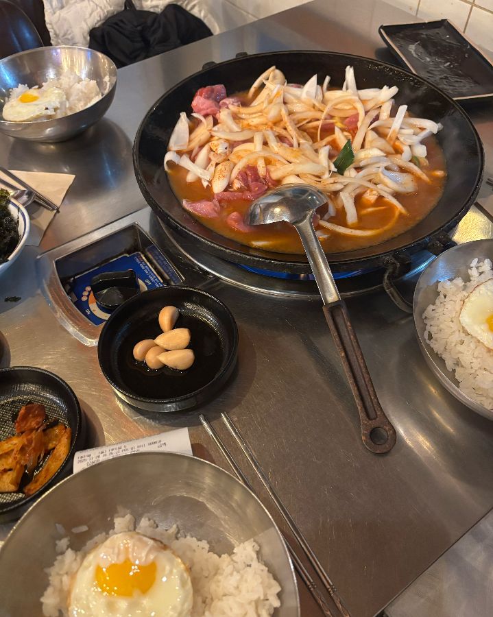 통돼지 찌개와 계란후라이밥