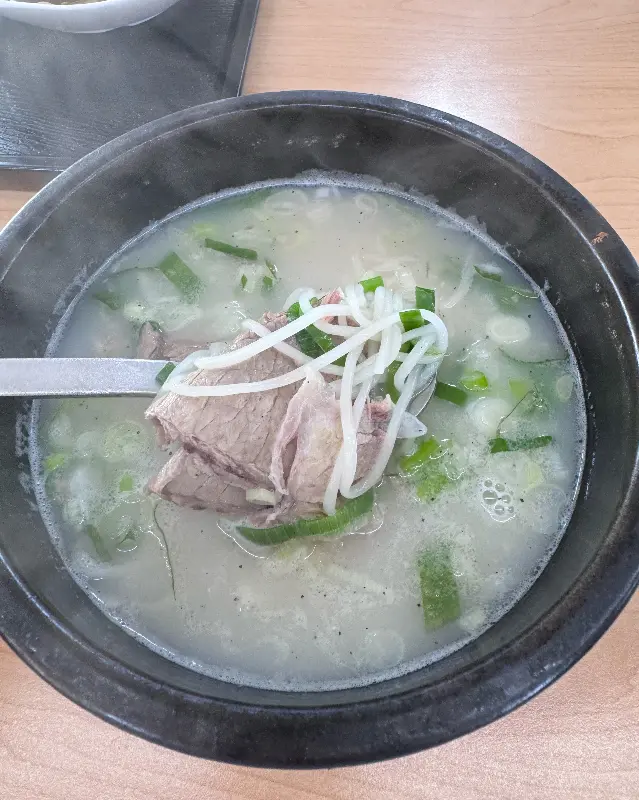 뽀얀 국물이 인상적인 설렁탕