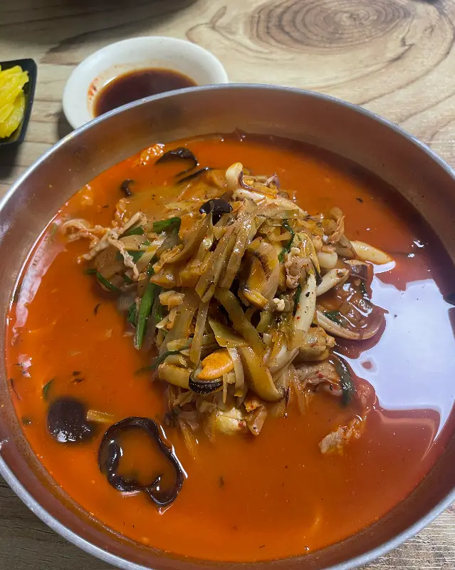 해산물과 야채가 푸짐하게 들어간 짬뽕