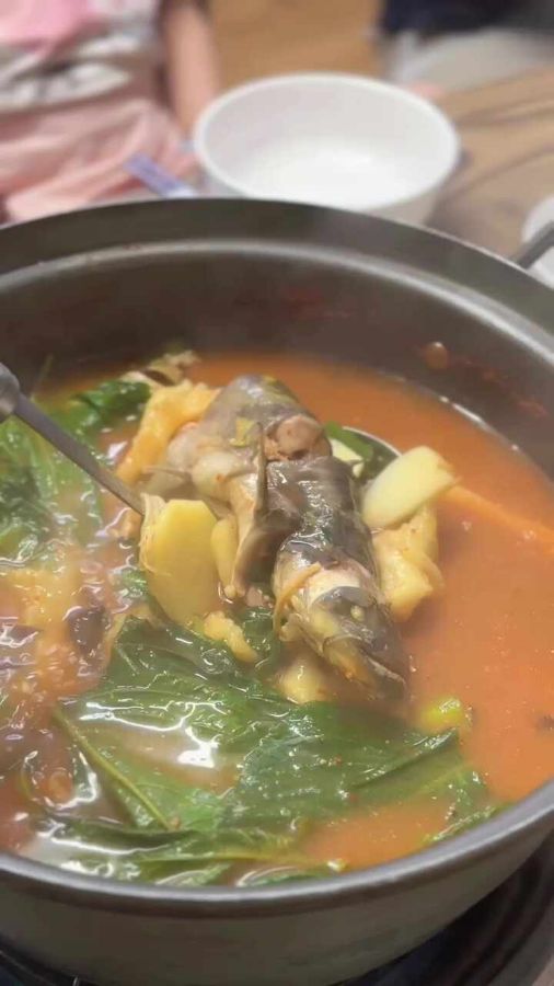 푸짐하게 담겨져 나온 메기 매운탕