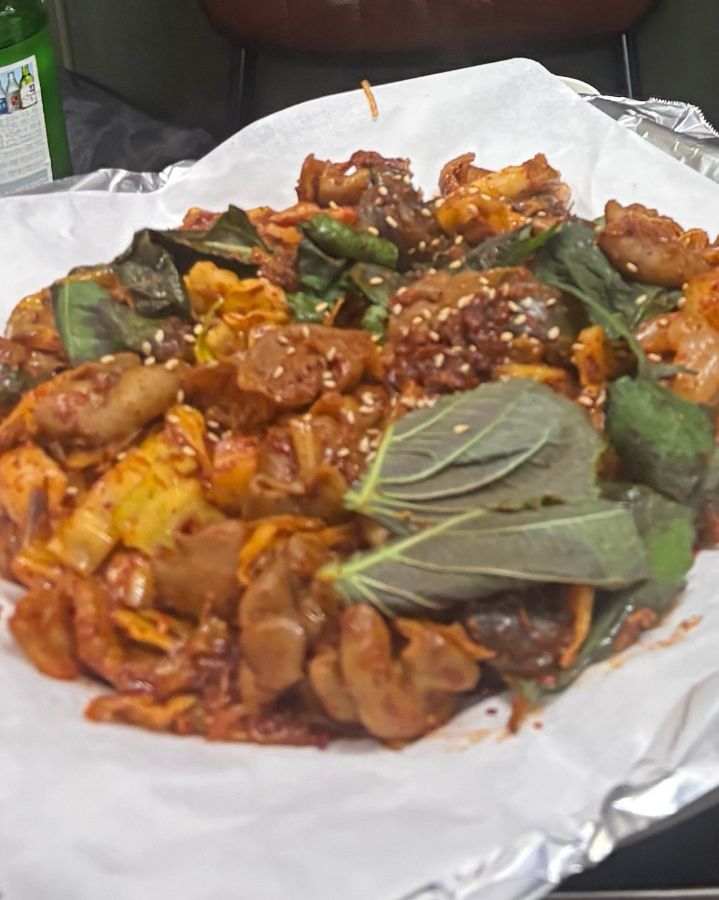 깻잎이 올려진 야채곱창