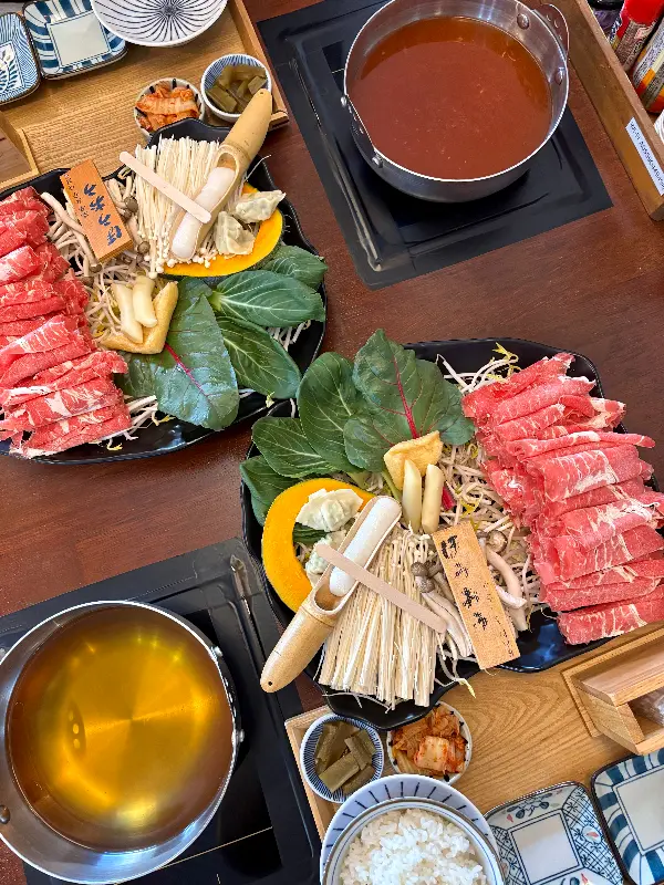 샤브샤브 한 상 차림 전체 샷