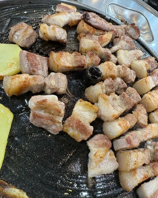 초벌된 흑돼지 오겹살