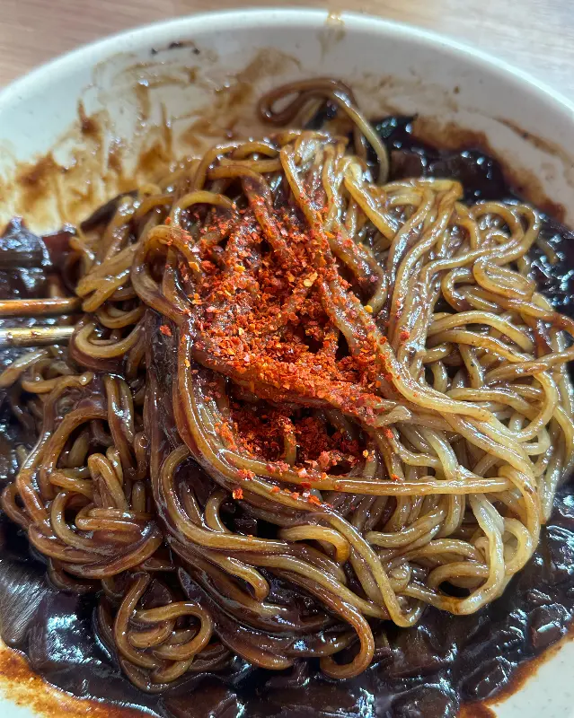 고춧가루를 뿌린 짜장면